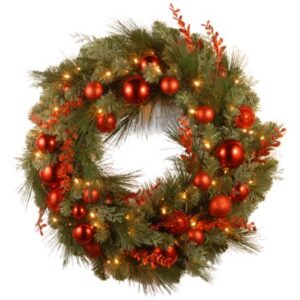 corona de navidad con decoraciones rojas