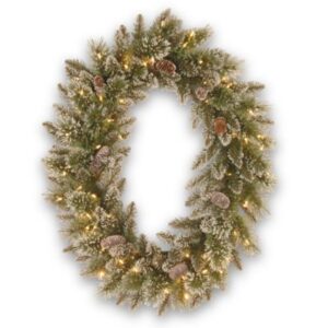 corona de navidad con decoraciones doradas