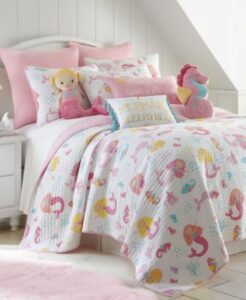 cama de niña con decoraciones rosadas