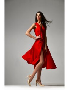 persona modelando un vestido rojo
