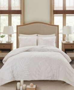 habitación con una cama y decoraciones