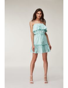 persona modelando un vestido verde