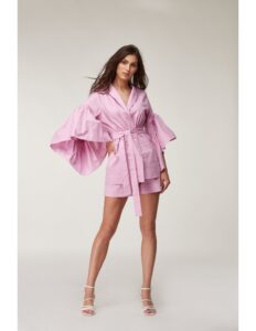 persona modelando un vestido rosado