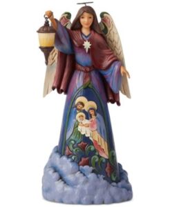 nacimiento de navidad sobre un angel de porcelana