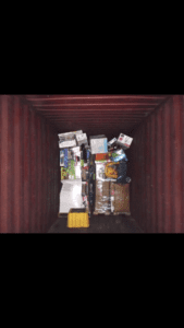 contenedor llena de cajas