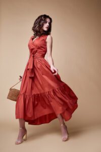 persona modelando un vestido de color rojo