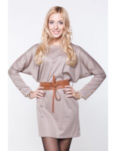 persona modelando un vestido de color beige