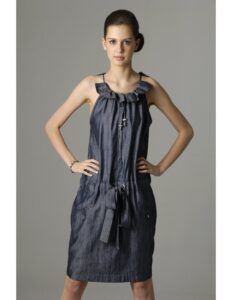 persona modelando un vestido gris oscuro
