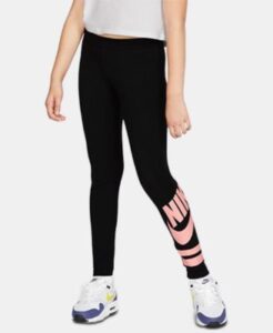 persona modelando un Leggings negro de nike