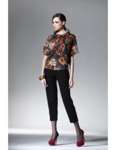 persona modelando un buso de flores con pantalon negro