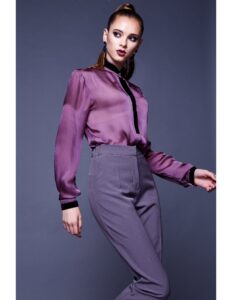 persona modelando una camiseta morada brillante con un pantalon morado