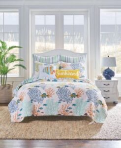 habitación con una cama azul