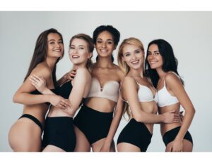 un grupo de personas en ropa interior modelando
