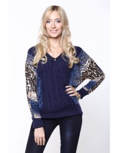 persona modelando un buso azul oscuro con decoraciones leopardos y con pantalon jean oscuro
