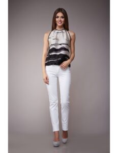 persona modelando una camiseta blanca y negra con un pantalon blanco