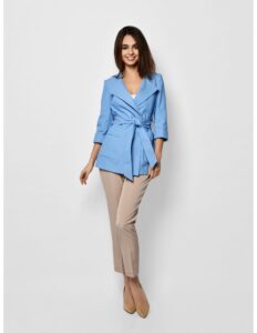 persona modelando un bleizer azul claro y un pantalon cafe