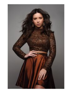 persona modelando un vestisdo de color cobre brillante