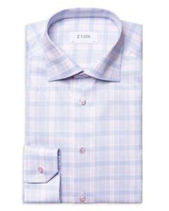 camisa color blanco y azul claro doblada