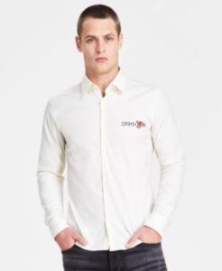 persona con una camisa de color blanco