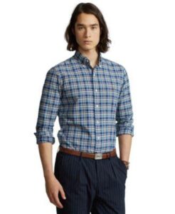 persona con una camisa de color azul cuadros