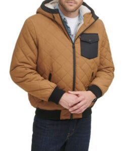 persona con una chaqueta de color cafe