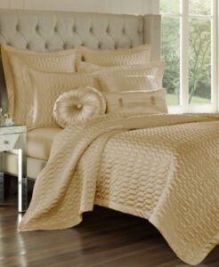 cama con mesa de noche con lampara