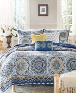 habitación con cama y decoraciones