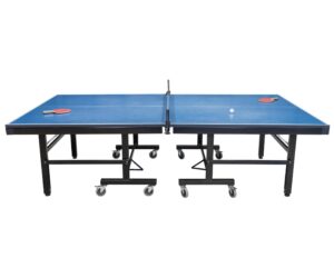 mesa de ping pong con sus raquetas y pelota