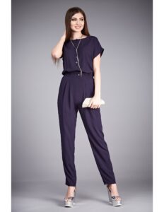 persona modelando un vestido color negro