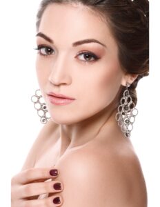 mujer con aretes de plata