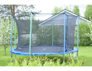 trampolin en el patio de una casa