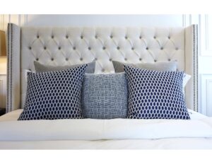 cama con mesa de noche con lampara