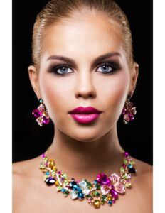 mujer con accesorios como aretes y collar