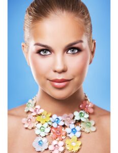 mujer con un collar de flores