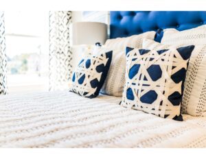 cama con mesa de noche con lampara