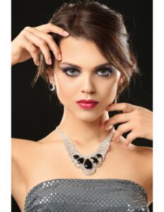 mujer con accesorios como aretes y collar