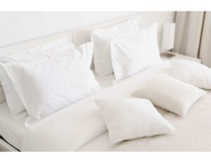 cama con mesa de noche con lampara