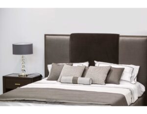cama con mesa de noche con lampara