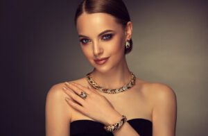 mujer con accesorios como aretes, collar, pulsera y anillo