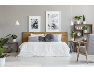 habitación con una cama y decoraciones de madera