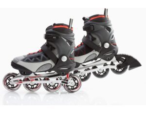 un par de patines de color negro y gris