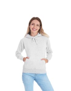 persona modelando un un buso gris y en jean