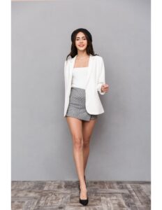 persona modelando un vestido blanco y gris con un bleiser blanco