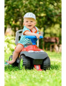 un bebe en un carro para bebes