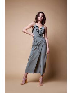 persona modelando un vestido gris