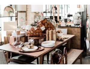 comedor con muchas cosas de decoraciones sobre ella