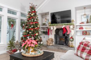 una sala con decoraciones navideñas