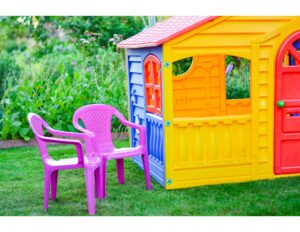 casa de juegos para niños con dos sillas rosadas