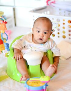un bebe sentado en una silla de bebes