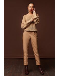 persona modelando un buso de lana cafe y un pantalon cafe